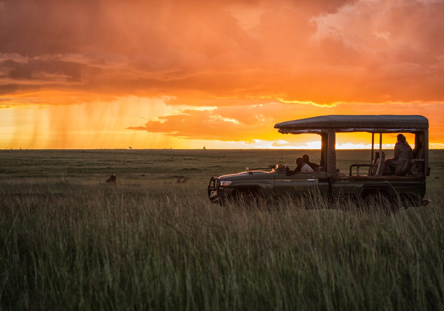 Plan your Trip, game vehicle on the open plains at sunset